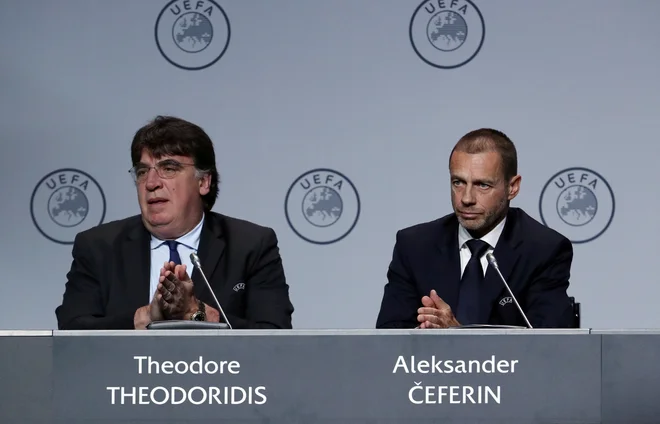 Theodore Theodoridis in Aleksander Čeferin med sejo Uefinega kongresa v Amsterdamu. FOTO: Reuters