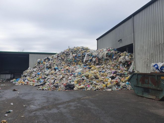 Količine odpadne embalaže presegajo vse predpise. FOTO: Komunalna podjetja