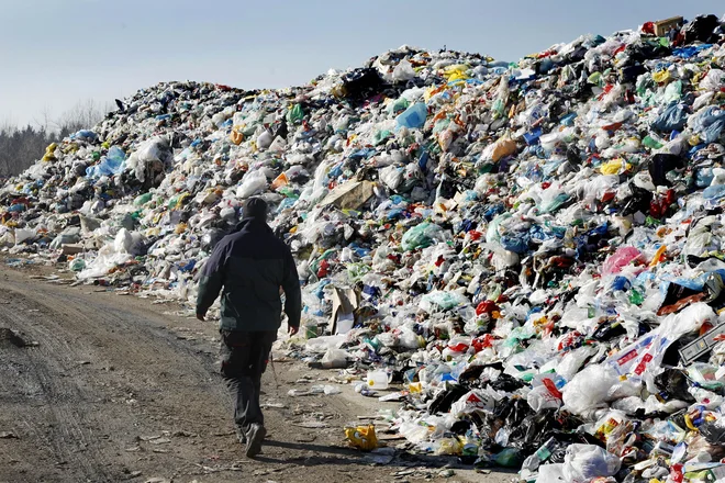 Problem embalaže je v temelju povezan z načinom proizvodnje in preskrbe z blagom za široko potrošnjo. FOTO: Leon Vidic/Delo