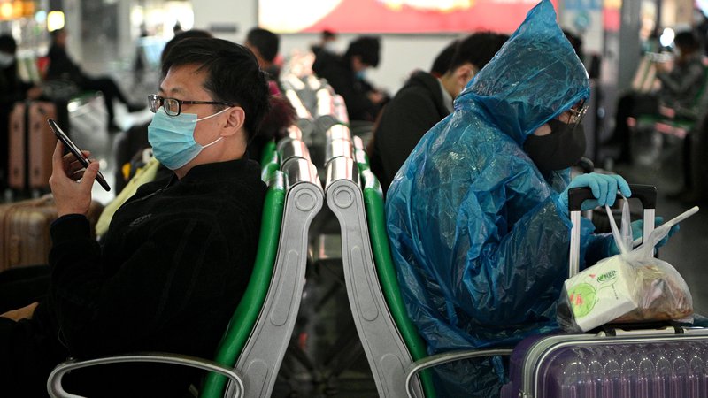 Fotografija: MZZ za Kitajsko na splošno svetuje+ previdnost, odsvetuje pa potovanja v province, kjer so vzpostavljene karantena ali transportne omejitve in zapore. FOTO: Noel Celis /AFP