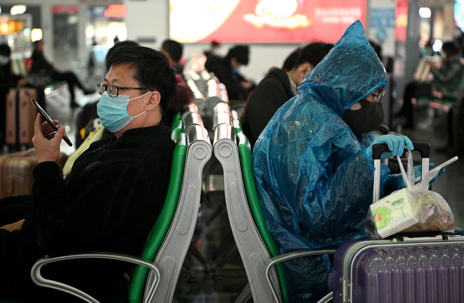 MZZ za Kitajsko na splošno svetuje+ previdnost, odsvetuje pa potovanja v province, kjer so vzpostavljene karantena ali transportne omejitve in zapore. FOTO: Noel Celis /AFP