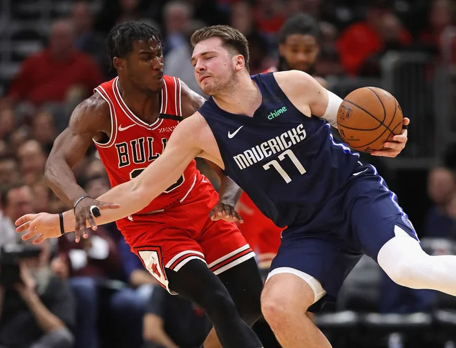 Luka Dončić je bil ob odsotnosti Kristapsa Porzingisa pod nenehnim pritiskom košarkarjev Chicaga. FOTO: AFP