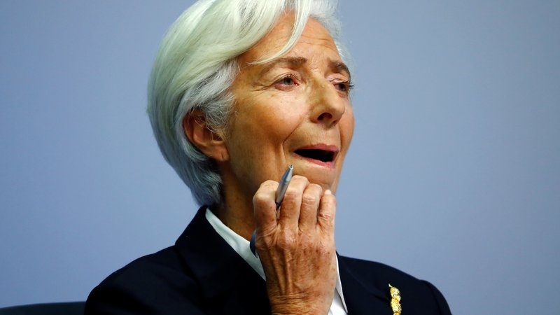 Fotografija: Predsednica Evropske centralne banke Christine Lagarde bo morala skupaj z guvernerji hitro pripraviti ukrepe za podporo evrskemu gospodarstvu. Foto Ralph Orlowski Reuters