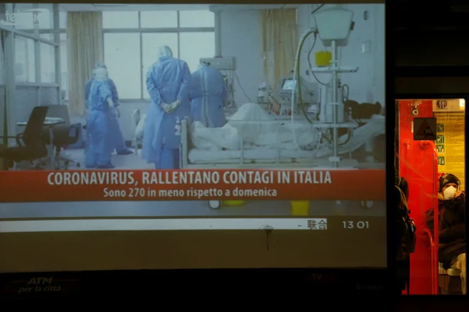 Televizija je že objavljala spodbudne podatke o zmanjšanju števila novih okužb. FOTO: Guglielmo Mangiapane/Reuters