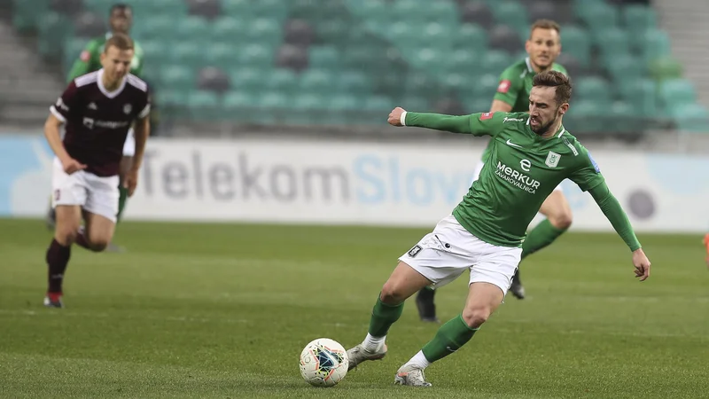 Fotografija: Olimpija si je po odličnem prvem polčasu, v katerem je bil strelec prvega gola Endri Čekiči, priigrala prednost dveh golov in na koncu z nekaj težavami prišla do prve letošnje ligaške zmage. FOTO: Jože Suhadolnik
