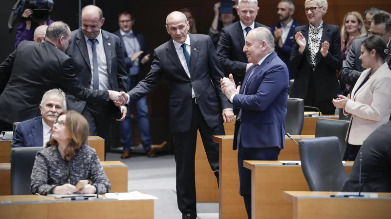 Fotografija: Janez Janša, predsednik SDS, med nadaljevanjem redne seje Državnega zbora Republike Slovenije, na kateri so izvolili novega mandatarja za sestavo 14. vlade. FOTO: Uroš Hočevar/Delo