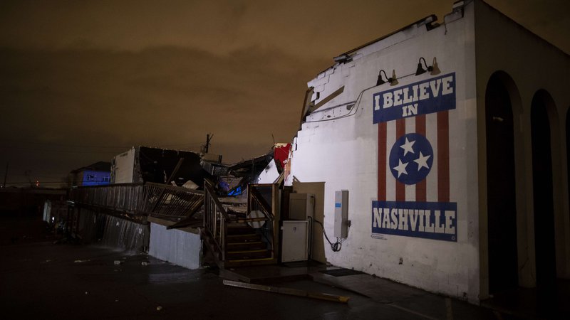 Fotografija: Neurje je Nashville doseglo nekaj po polnoči po tamkajšnjem času. FOTO: Brett Carlsen/AFP