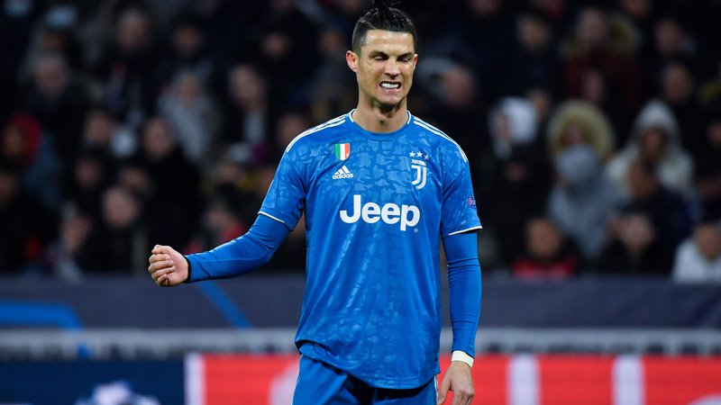 Fotografija: Nogometaši Juventusa in med njimi tudi udarni zvezdnik Cristiano Ronaldo bodo morali počakati na novi datum pokalne tekme z Milanom. FOTO AFP