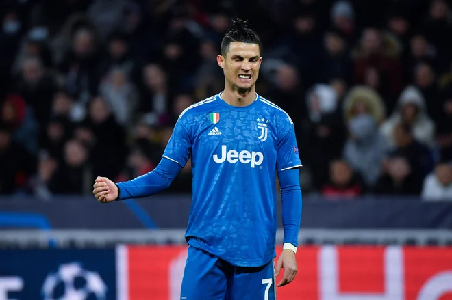 Nogometaši Juventusa in med njimi tudi udarni zvezdnik Cristiano Ronaldo bodo morali počakati na novi datum pokalne tekme z Milanom. FOTO AFP