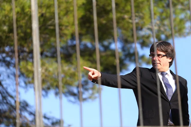 Carles Puigdemont je tudi mož in oče dveh deklic, zato ga občasno preplavijo čustva, ki jim ne dovoli, da bi prevladala nad bojem za neodvisno Katalonija. FOTO: Ivan Alvarado/Reuters/