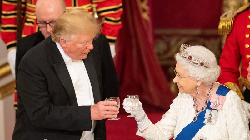 Fotografija: Ameriški predsednik Donald Trump in britanska kraljica Elizabeta II. FOTO: Reuters