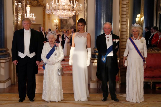Donald Trump, kraljica Elizabeta II, Melania Trump, princ Charles in Camilla. FOTO: Reuters