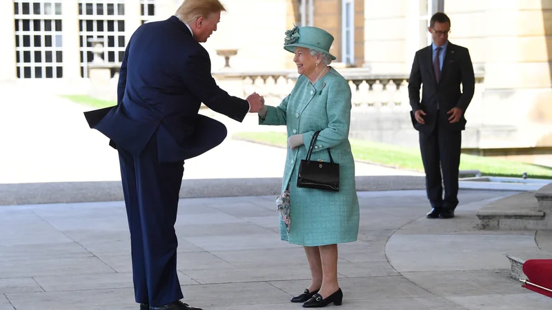 Ameriški predsednik Donald Trump je kraljico Elizabeto pozdravil kar po &raquo;domače&laquo;. FOTO: Reuters