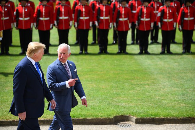 Med pregledom straže predsednika ZDA ni spremljala kraljica, ampak princ Charles. FOTO: Reuters