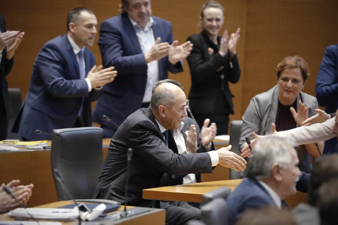 Po tajnem glasovanju so premieru Janezu Janši najprej čestitali poslanci nove koalicije, ki so k njegovi izvolitvi prispevali 47 glasov. FOTO: Jure Eržen