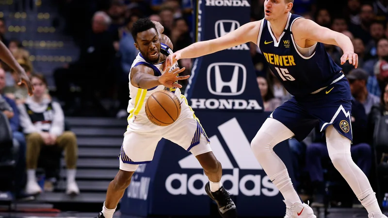 Fotografija: Najboljši mož moštva Golden State Andrew Wiggins (levo) je v Denverju zasenčil tudi srbskega centra Nikolo Jokića. FOTO: USA TODAY Sports