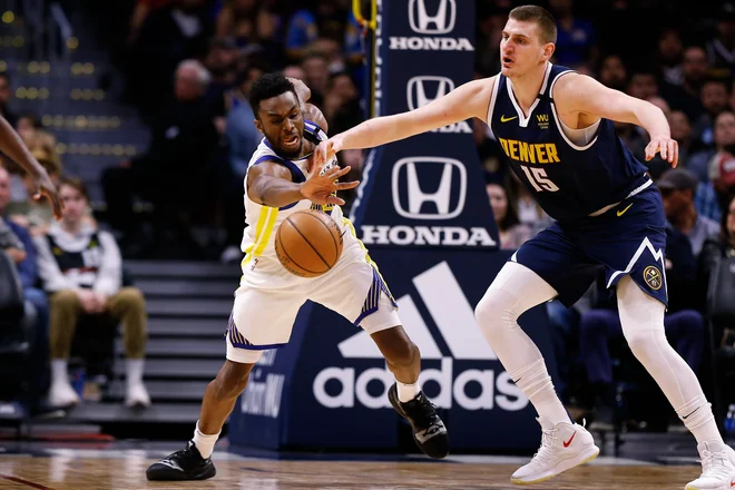 Najboljši mož moštva Golden State Andrew Wiggins (levo) je v Denverju zasenčil tudi srbskega centra Nikolo Jokića. FOTO: USA TODAY Sports