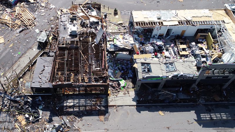 Fotografija: Številne stavbe v Nashvillu so se med divjanjem tornadov porušile. FOTO: Drone Base/Reuters