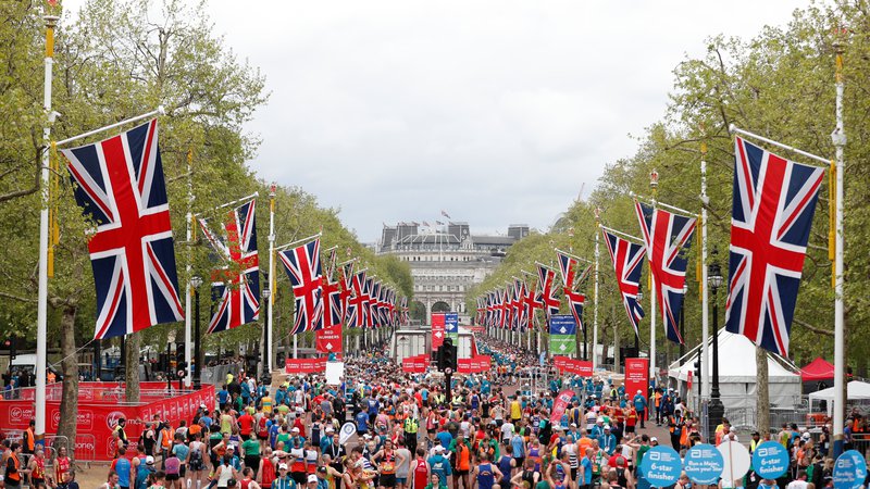 Fotografija: Več kot 40.000 tekačev in tekačic se je lanskega aprila preizkusilo na znamenitem londonskem maratonu, ki mu letos grozi, da ga bodo odpovedali. FOTO: Reuters