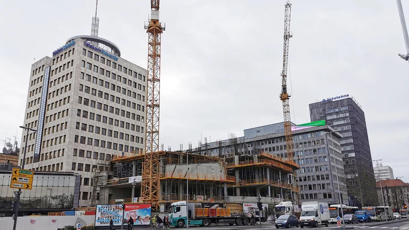 Fotografija: Gradbeni delavci ob Slovenski hitijo z gradnjo luksuznega hotela Atower, kjer bo na voljo 356 sob. Fotografije Jože Suhadolnik