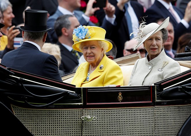 Če ne bi bilo Ronnieja Russla, princesa Ana morda ne bi nikoli več sedela ob svoji materi, kraljici. FOTO: Peter Nicholls/Reuters