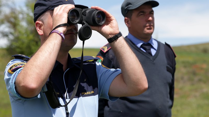 Fotografija: Pripadniki Frontexa smejo nositi in uporabiti strelno orožje in prisilna sredstva. FOTO: Reuters
