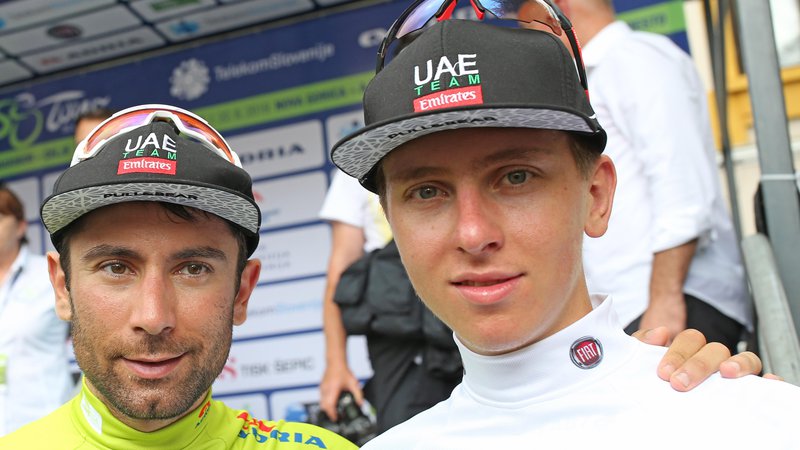 Fotografija: Diego Ulissi (levo) in Tadej Pogačar sta na lanski dirki po Sloveniji osvojila zeleno majico najboljšega v skupnem seštevku in belo majico najboljšega mladega kolesarja. FOTO: Tomi Lombar/Delo
