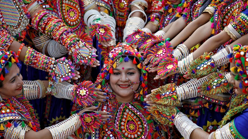 Portret indijskih udeleženk, oblečenih v tradicionalna oblačila, med pripravami prihajajoči estival Navratri, na katerem častijo hindujsko boginjo Durgsa. FOTO: Amit Dave/Reuters<br />
&nbsp;