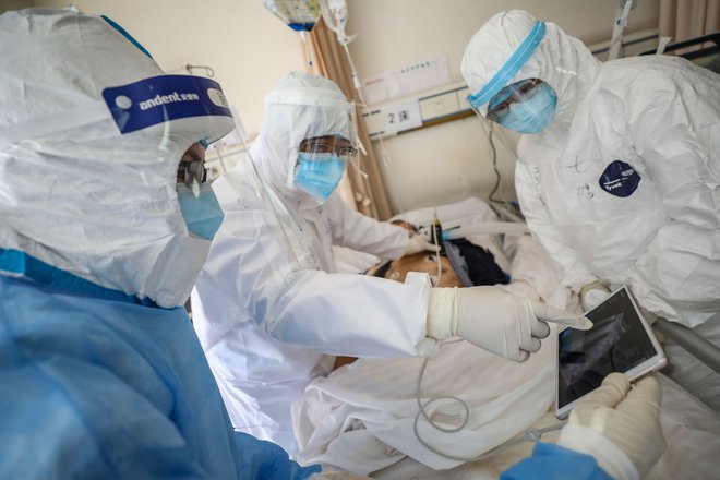 WHO je prejšnji teden objavila, da je s koronavirusom okuženih blizu 4000 medicinskih delavcev, od katerih jih je do zdaj 18 umrlo. Foto: Afp