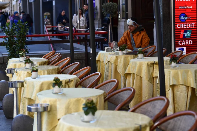 Pričakovano znatno zmanjšanje domače potrošnje in prilivov iz turističnih dejavnosti lahko ogrozi predvsem mala podjetja. Foto: Miguel Medina/Afp