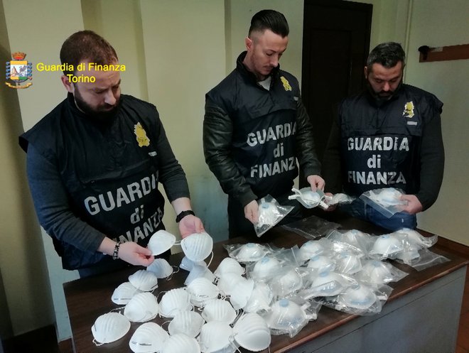 Italijanske policiste zaposluje tudi prekupčevanje s sredstvi za zaščito pred okužbo. FOTO: Finančna policija Torino/Reuters