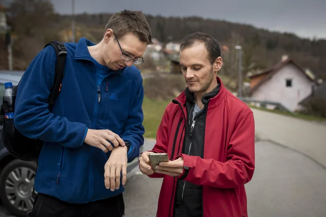 Bojan Ambrožič (v modrem) upa, da se bo meteorit našel. FOTO: Voranc Vogel/Delo