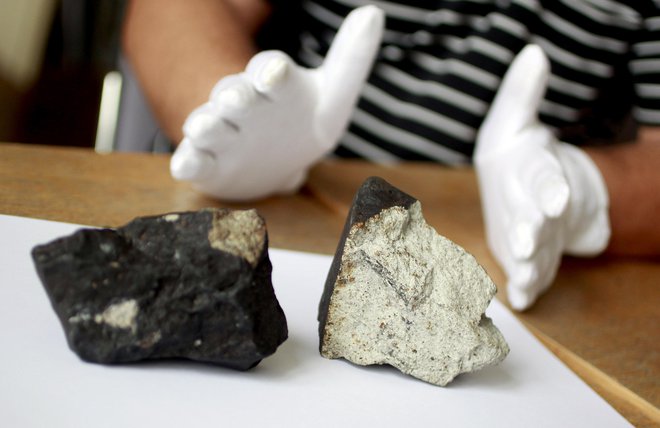 Jeseniški meteorit je do zdaj edini, ki so ga prebivalci videli, slišali, posneli in nato tudi našli. Morda bo dolenjski drugi tak. FOTO: Roman Šipić/Delo