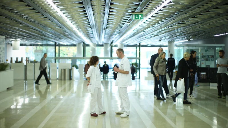 Fotografija: Okuženi je v Infekcijski kliniki Univerzitetnega kliničnega centra v Ljubljani. FOTO: Jure Eržen/Delo