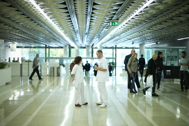 Okuženi je v Infekcijski kliniki Univerzitetnega kliničnega centra v Ljubljani. FOTO: Jure Eržen/Delo
