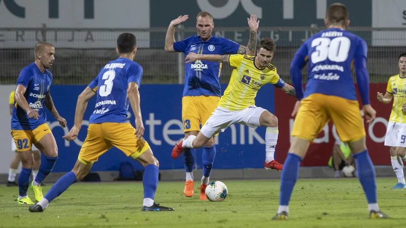 Fotografija: Celje in Maribor sta se pomerila že 98. v slovenskem prvenstvu, 19. zmage se je velilo Celje. FOTO: Voranc Vogel/Delo