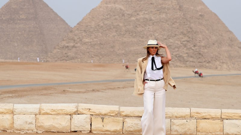 Fotografija: Melanii Trump so na družabnih omrežjih očitali, da je bila v Egiptu oblečena v kolonialnem slogu. FOTO: AP