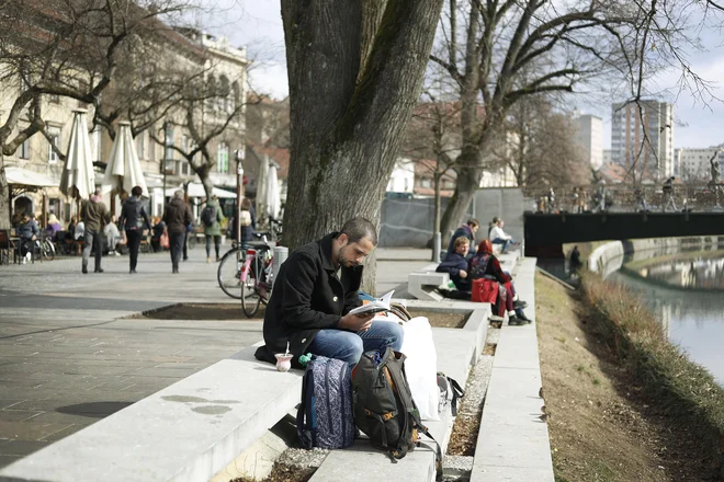 Podnevi je februarja prav prijetno tudi zunaj, danes naj bi bilo drugače. FOTO: Leon Vidic/Delo