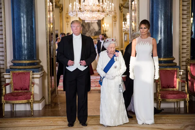 Melania v Diorjevi kreaciji haute couture na banketu v Buckinghamski palači<br />
Foto Reuters