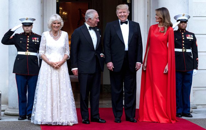 Ameriški predsedniški par je v gosteh na torkovi večerji na ameriški ambasadi gostil prestolonaslednika, princa Charlesa in vojvodinji cornwallsko  Foto AFP