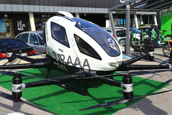 V prestolnici sta lani AV Living Lab in AMZS na ogled postavila samoleteči dron kitajskega proizvajalca EHang. FOTO: Tomi Lombar/Delo