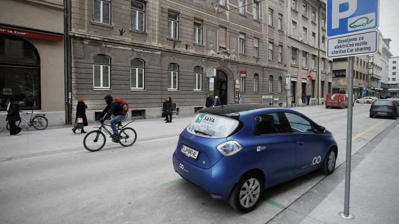 V Ljubljani je 34 parkirišč na javnih površinah, kjer uporabniki lahko parkirajo električna vozila iz sistema Avan2go. FOTO: Blaž Samec/Delo