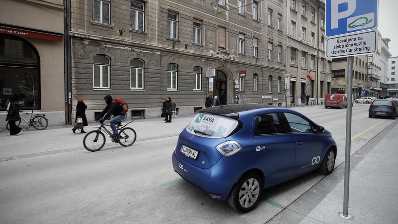 Fotografija: V Ljubljani je 34 parkirišč na javnih površinah, kjer uporabniki lahko parkirajo električna vozila iz sistema Avan2go. FOTO: Blaž Samec/Delo