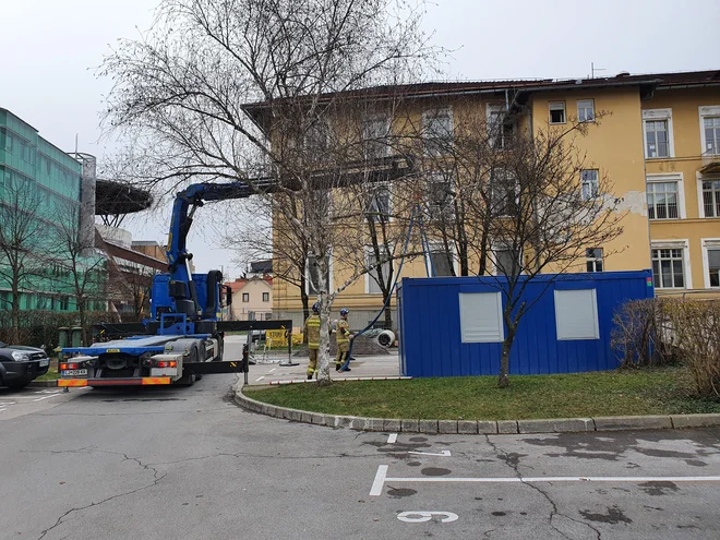 Pred infekcijsko kliniko stojijo zabojniki za domnevno okužene. FOTO: Arhiv UKC