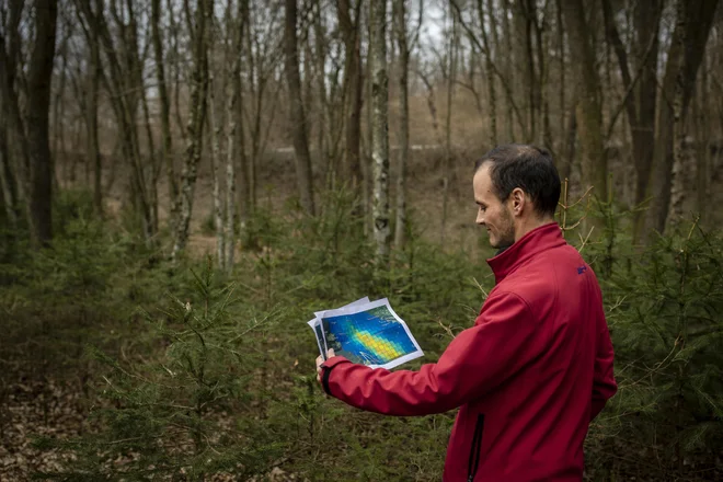 Iskanje meteorita na terenu je zamudno, zato je določitev čim bolj natančne lokacije padca nujna. V iskalni akciji smo se opirali na zemljevid Jima Goodalla. FOTO: Voranc Vogel/Delo