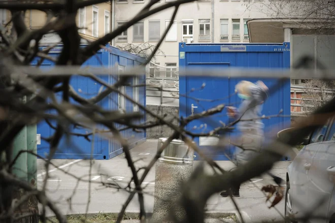 V Sloveniji je trenutno 16 postaj, kjer bolnikom odvzamejo bris. FOTO: Uroš Hočevar/Delo