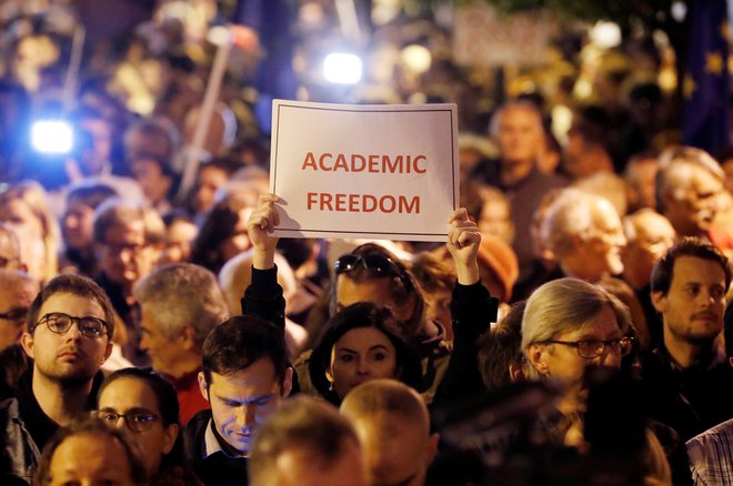 Protestniki pred univerzo Georgea Sorosa proti izgonu univerze iz države. FOTO: Reuters/bernadett Szabo/Reuters