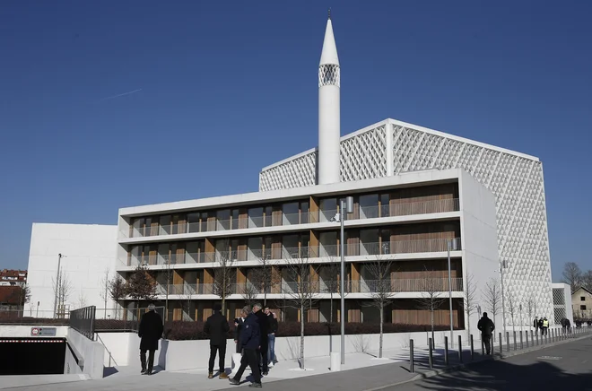 Na letošnji dan kulturnega praznika v spomin na Franceta Prešerna ter v preteklih letihje bil v Sloveniji uradno odprt samo en nov, čudovit arhitekturni objekt – islamski center za duhovnost in izobraževanje. Foto Blaž Samec