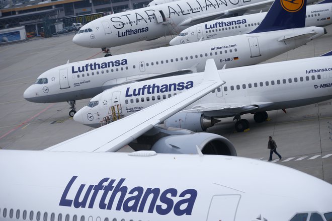 Lufthansa je ta teden zaradi njega prizemljila 150 letal in za četrtino zmanjšala število načrtovanih letov. Foto Reuters