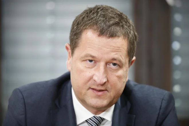 Regionalni letalski prevozniki in tisti, ki delujejo po konvencionalnem poslovnem modelu, se srečujejo z večjimi izzivi kot nizkocenovni ponudniki, je povedal direktor agencije za civilno letalstvo Rok Marolt. Foto Uroš Hočevar/Delo